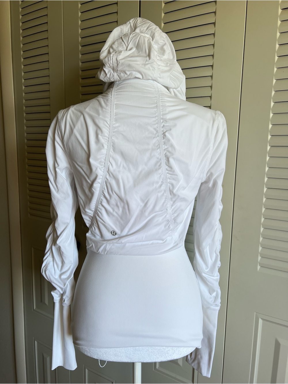 Lululemon Dance Studio White Jacket - Like New - Size 4 - Picture 2 of 6